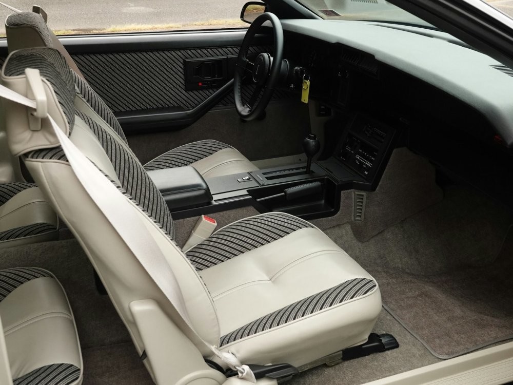 Практически новый Chevrolet Camaro 1984 года продали по цене Lada Vesta