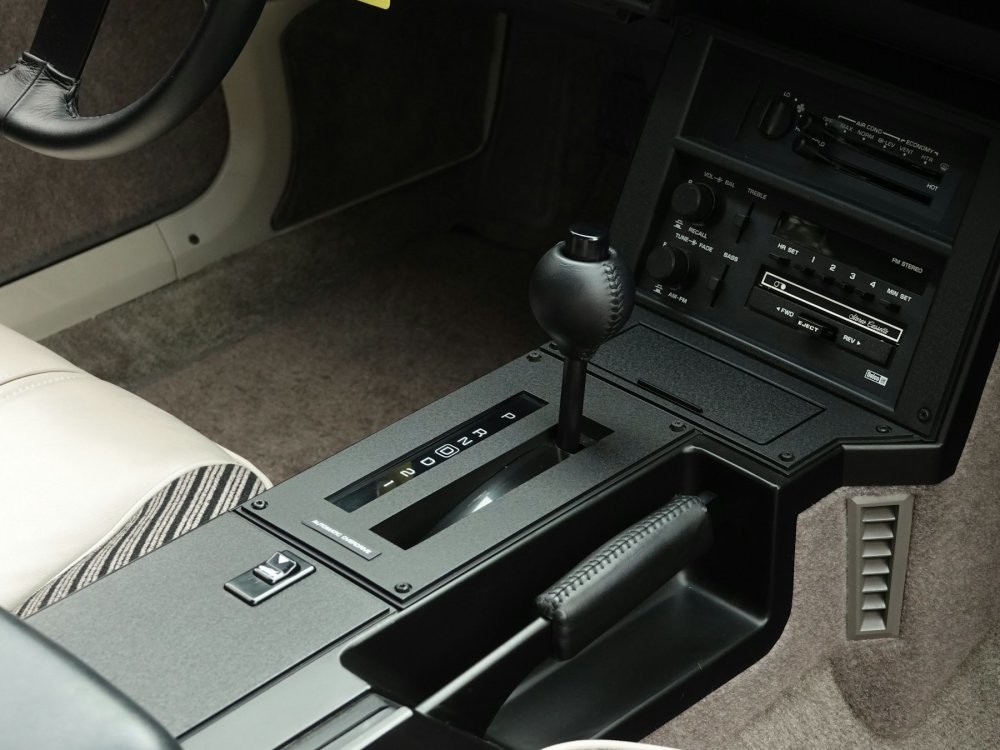 Практически новый Chevrolet Camaro 1984 года продали по цене Lada Vesta
