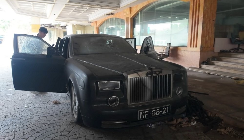 В закрытом отеле с казино нашли десятки брошенных машин: среди них Rolls-Royce и Porsche