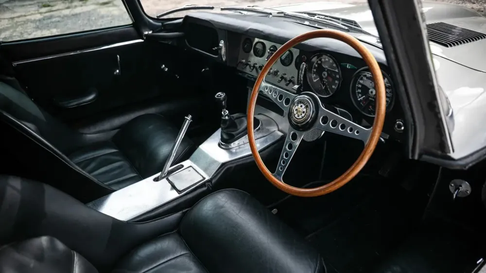 «Мистер Бин» продаёт свой Jaguar E-Type