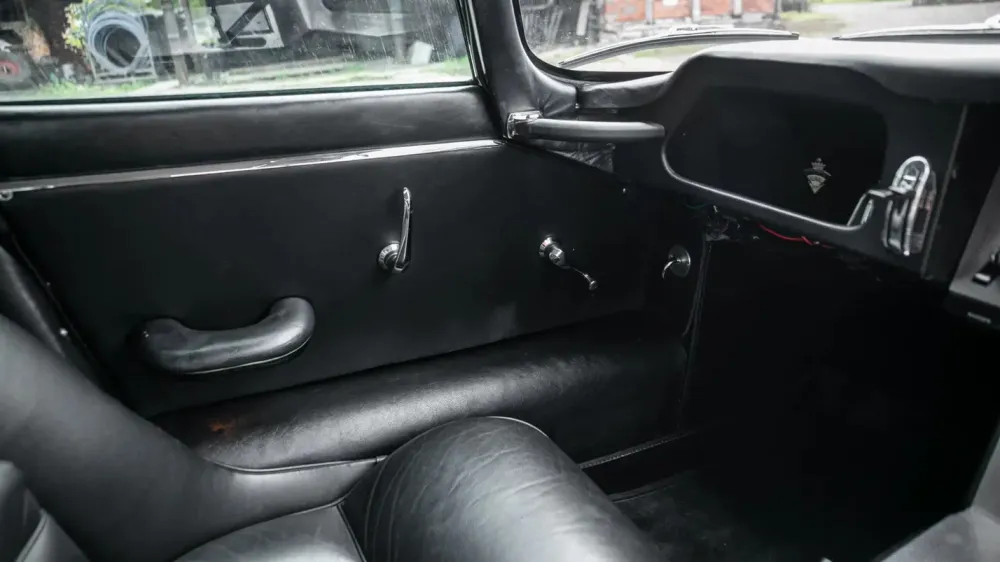 «Мистер Бин» продаёт свой Jaguar E-Type