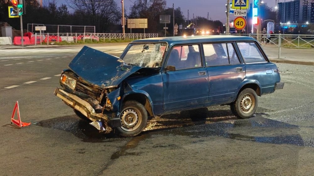 После ДТП мотоциклист прилетел в светофор