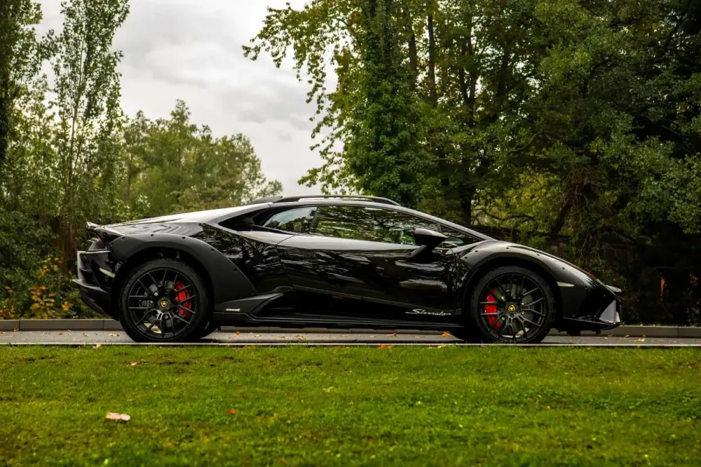 Шесть конфискованных премиальных и люксовых машин продадут на аукционе Шесть конфискованных премиальных и люксовых машин продадут на аукционе