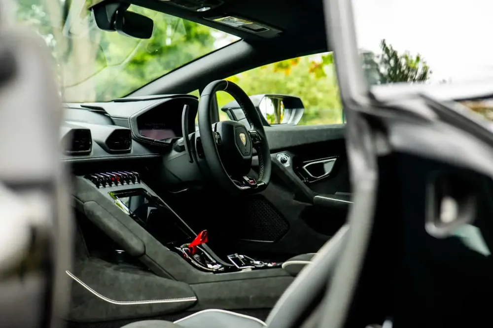 Шесть конфискованных премиальных и люксовых машин продадут на аукционе Шесть конфискованных премиальных и люксовых машин продадут на аукционе