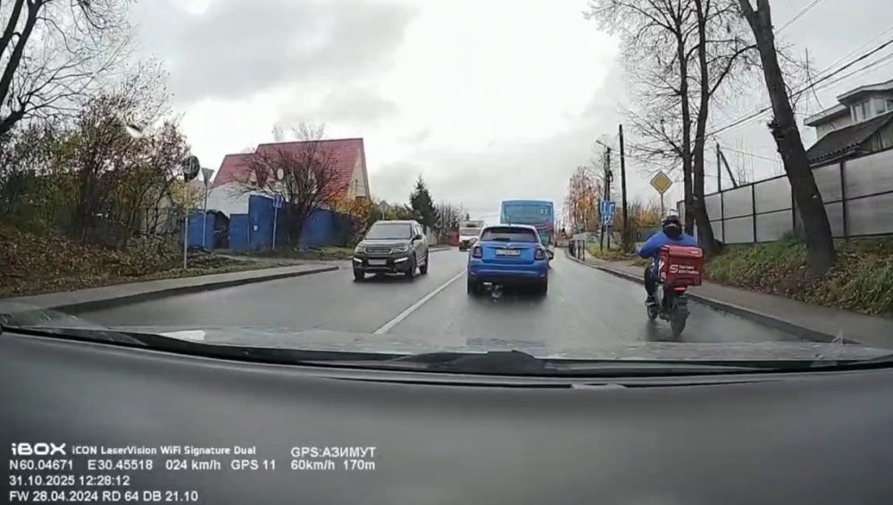 Вроде курьеры на велосипедах, но ведут себя уже как настоящие хрусты