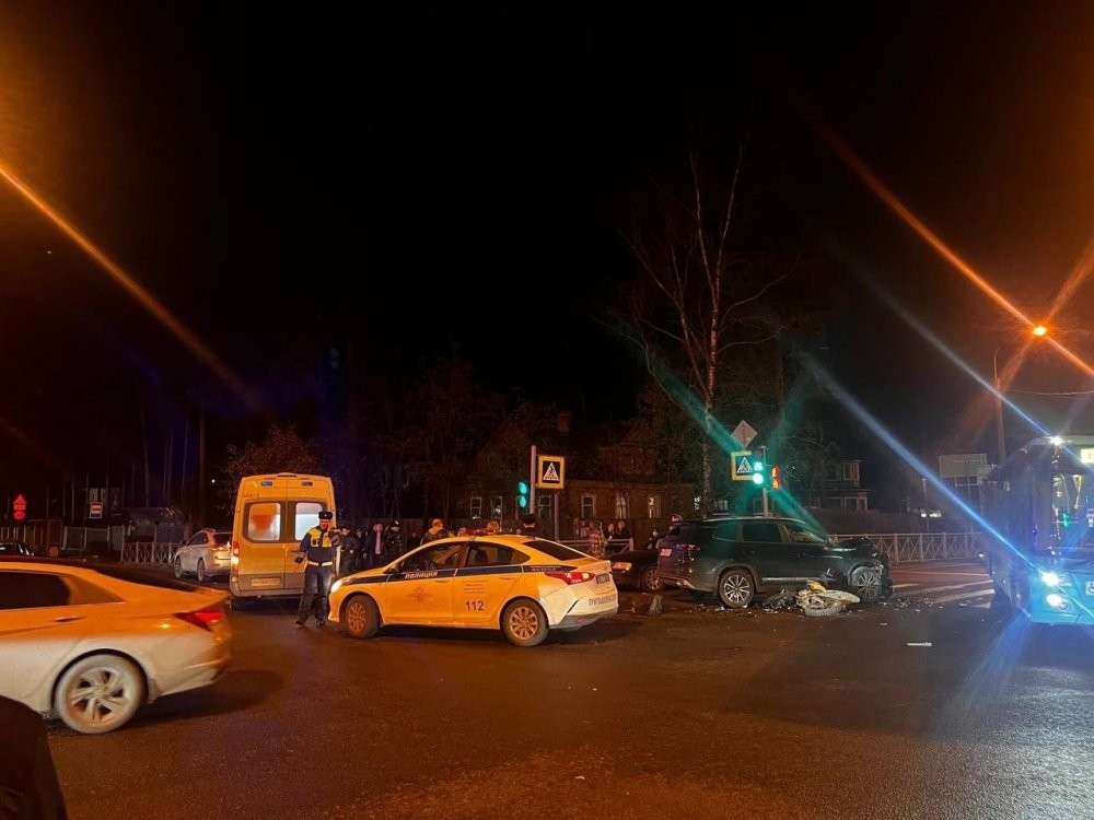 Жёсткое столкновение питбайка с кроссовером