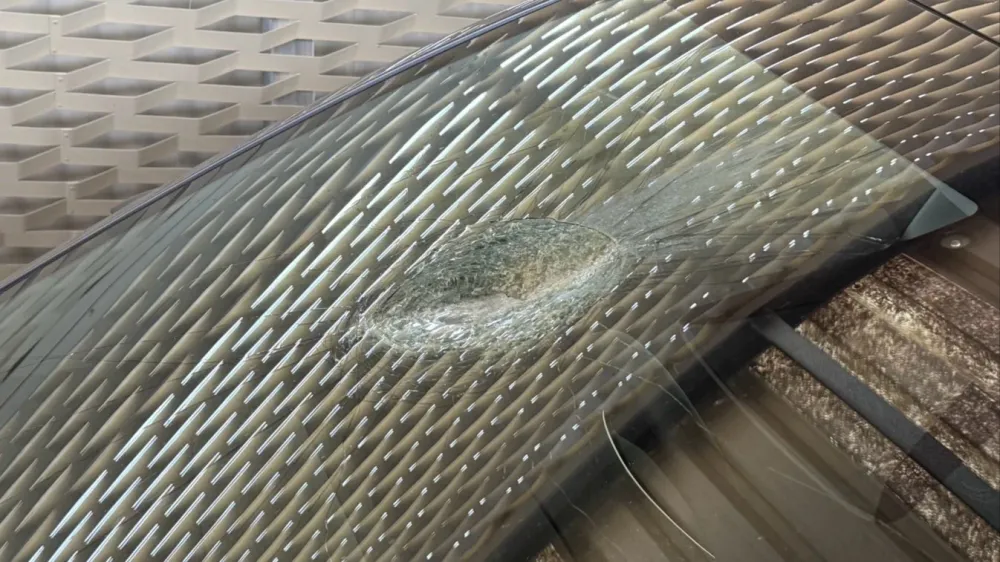 В электрокар Tesla попал метеорит: водителя спас автопилот FSD