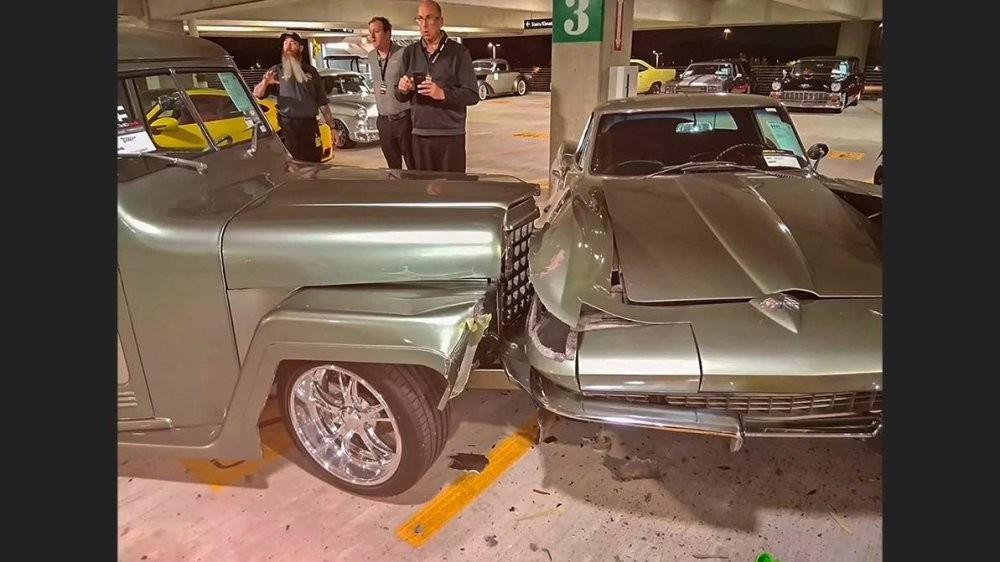 Несколько автомобилей разбили прямо на аукционе Mecum