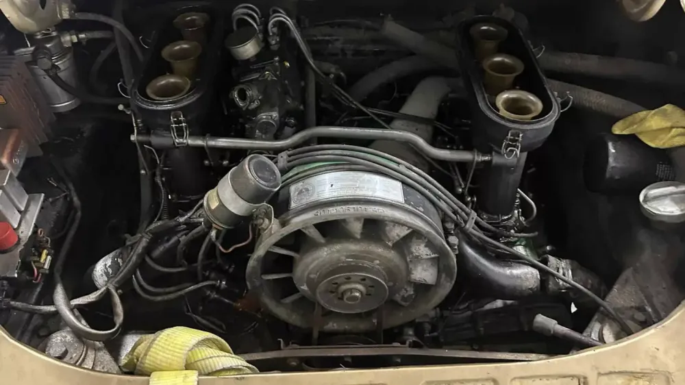 В США спасли Porsche 911, забытый на улице на 31 год