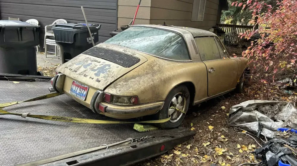 В США спасли Porsche 911, забытый на улице на 31 год