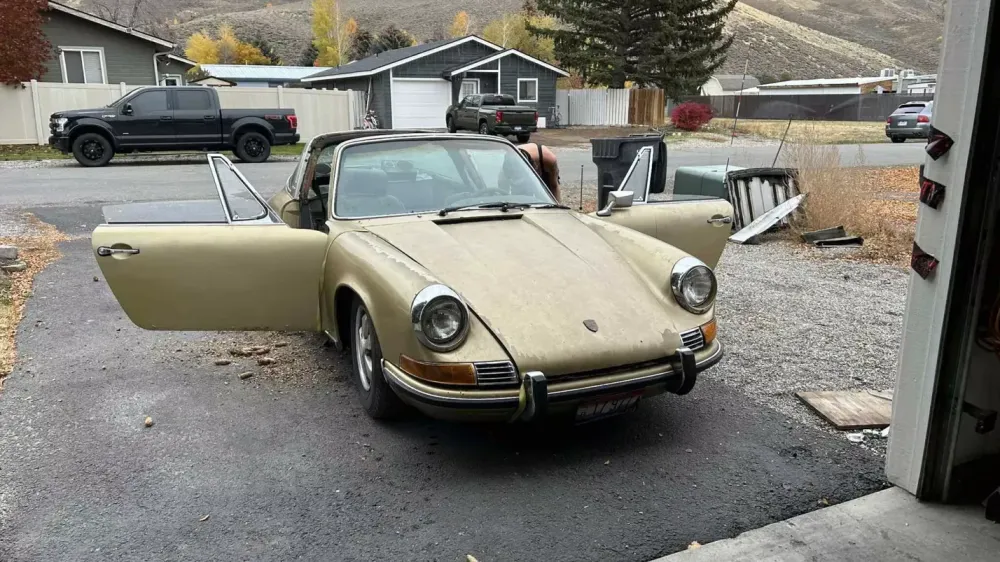 В США спасли Porsche 911, забытый на улице на 31 год