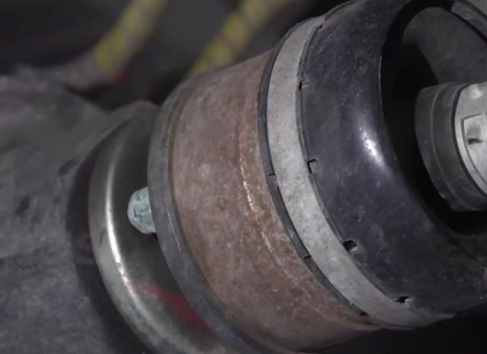 Новая Lada Niva Sport за 1 700 000 рублей прямо с завода оказалась ржавой и с протекающим маслом 