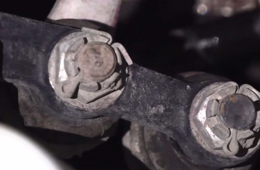 Новая Lada Niva Sport за 1 700 000 рублей прямо с завода оказалась ржавой и с протекающим маслом 