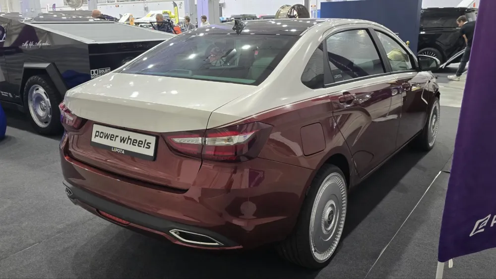 Lada Aura в стиле Maybach показали на Московском Автошоу