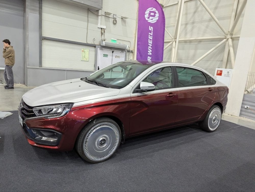 Lada Aura в стиле Maybach показали на Московском Автошоу