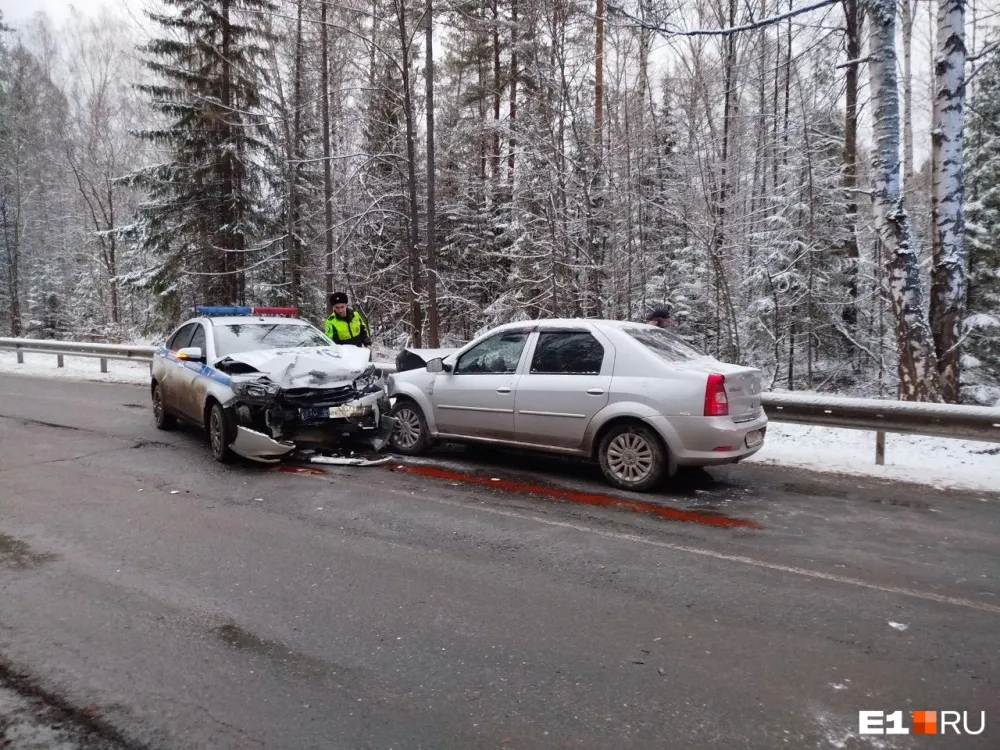 Автомобиль ДПС вылетел на встречную полосу и устроил лобовую аварию