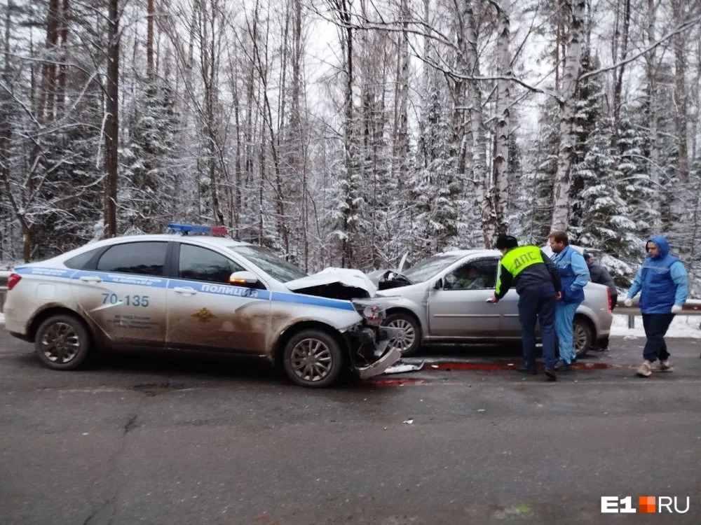Автомобиль ДПС вылетел на встречную полосу и устроил лобовую аварию