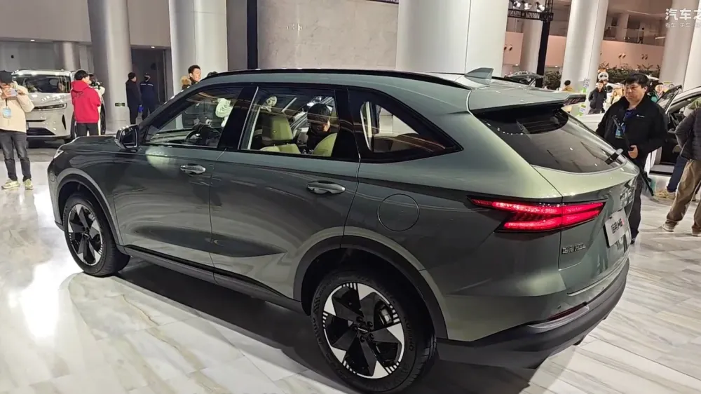 Новый кроссовер Haval H6L начали продавать в Китае по цене Lada Iskra