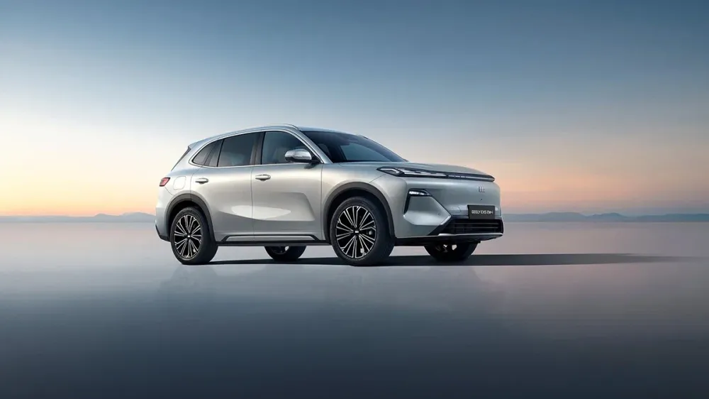 Марка Geely объявила стоимость гибридного кроссовера EX5 EM-i в России