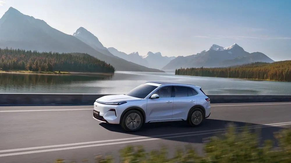 Марка Geely объявила стоимость гибридного кроссовера EX5 EM-i в России