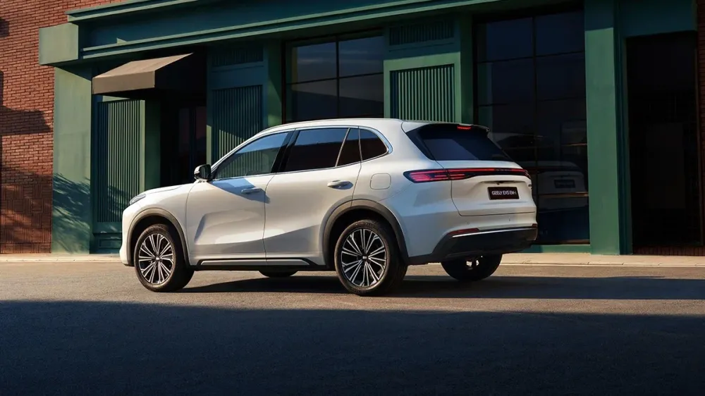 Марка Geely объявила стоимость гибридного кроссовера EX5 EM-i в России