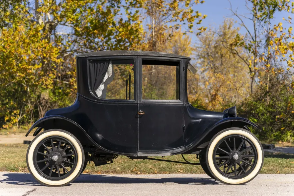 105-летний электрокар выставили на торги. Он до сих пор на ходу