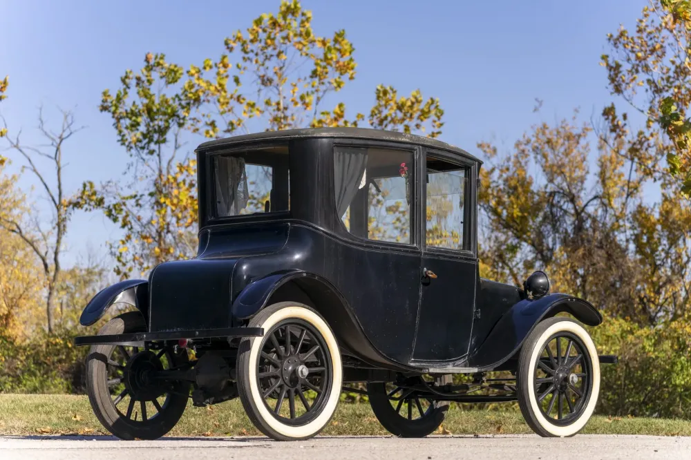 105-летний электрокар выставили на торги. Он до сих пор на ходу