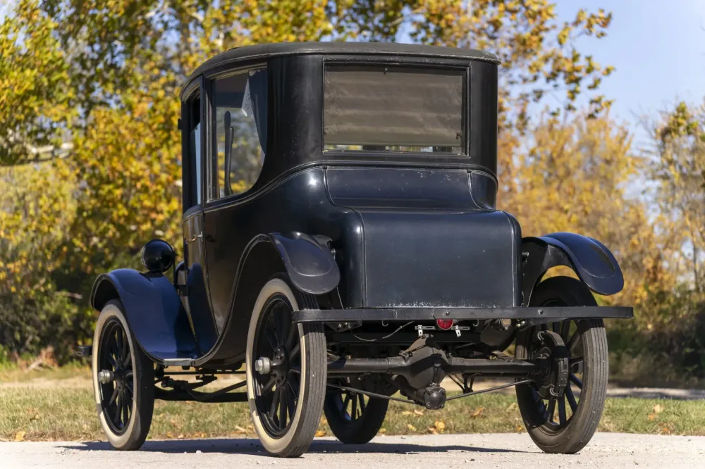 105-летний электрокар выставили на торги. Он до сих пор на ходу