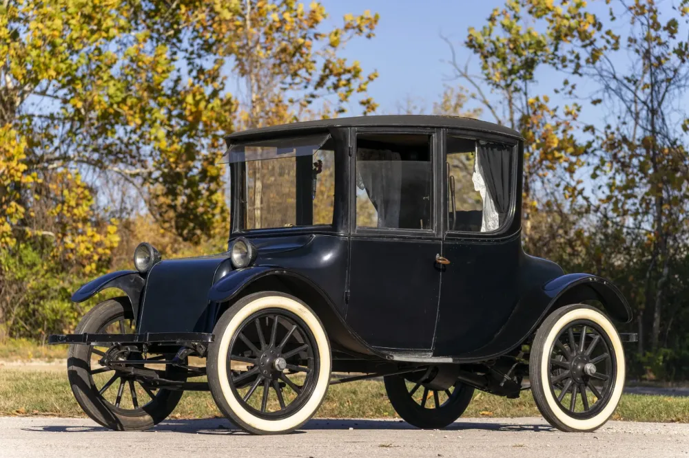 105-летний электрокар выставили на торги. Он до сих пор на ходу