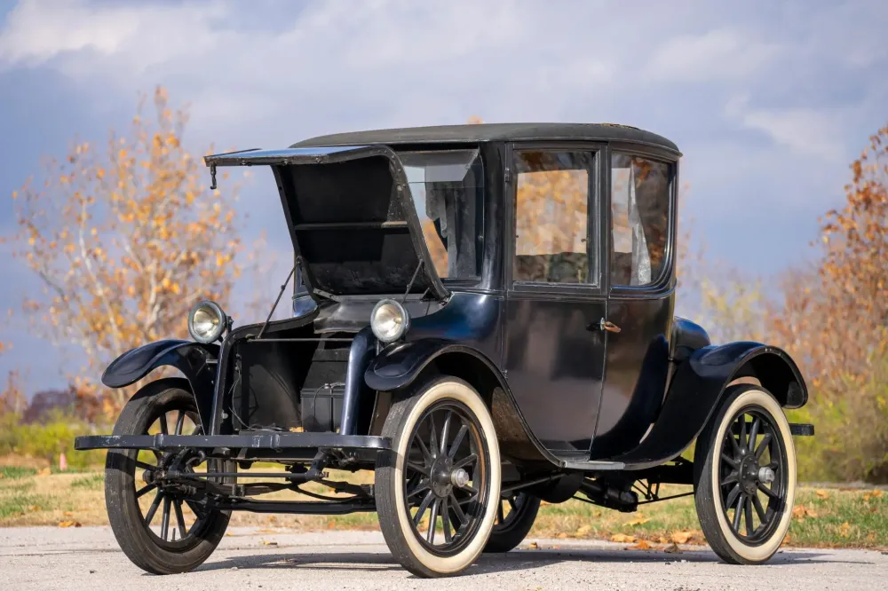 105-летний электрокар выставили на торги. Он до сих пор на ходу
