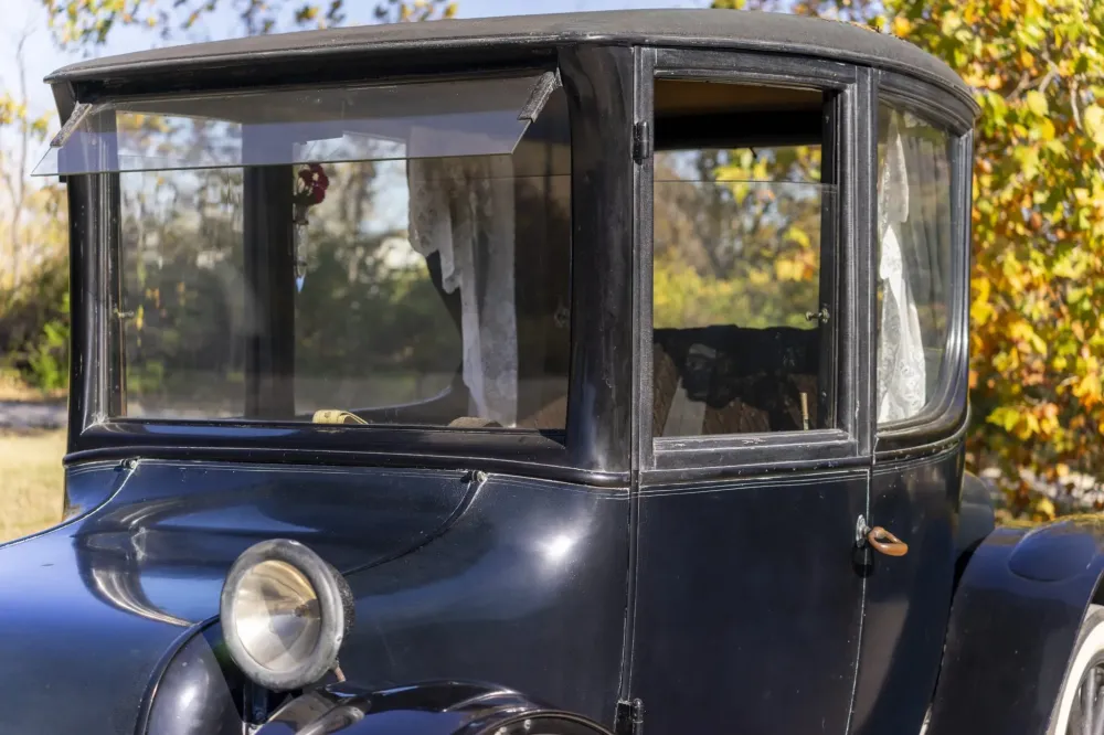 105-летний электрокар выставили на торги. Он до сих пор на ходу