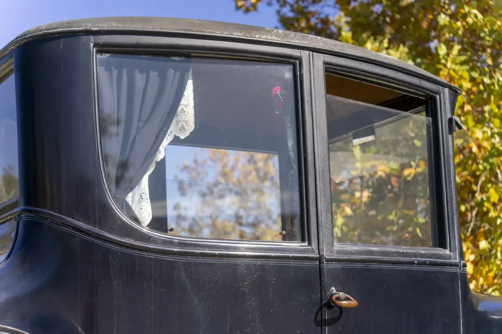 105-летний электрокар выставили на торги. Он до сих пор на ходу