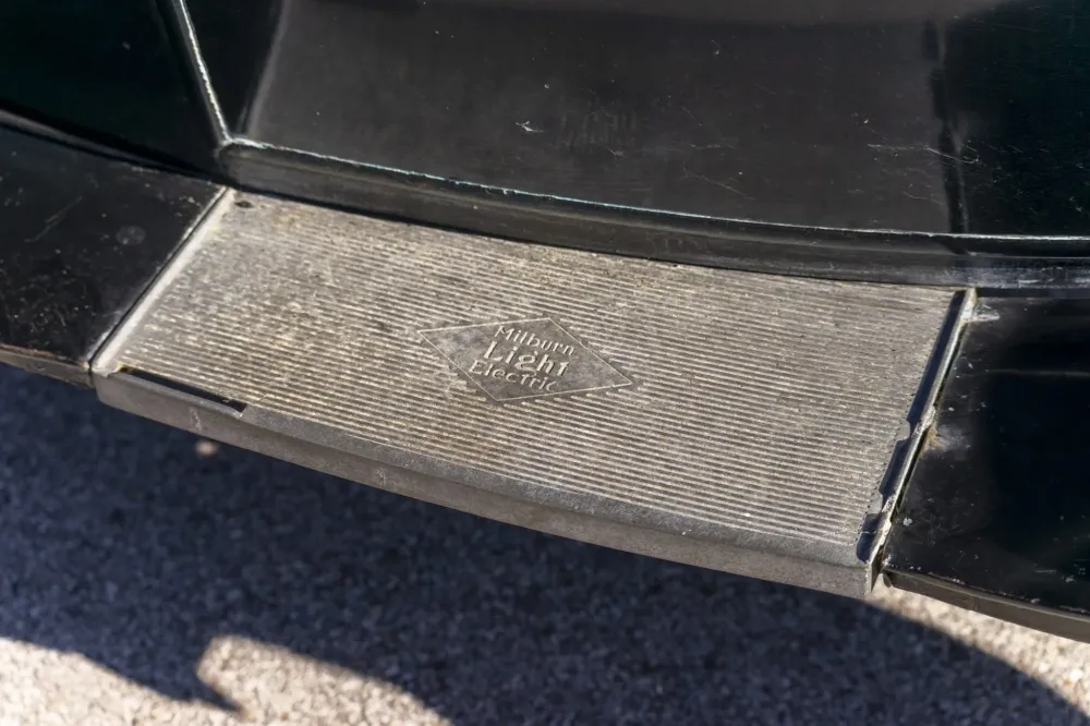 105-летний электрокар выставили на торги. Он до сих пор на ходу