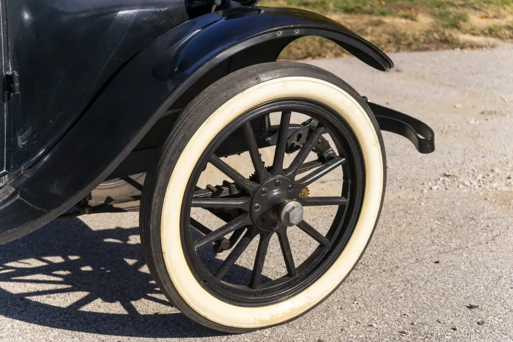 105-летний электрокар выставили на торги. Он до сих пор на ходу