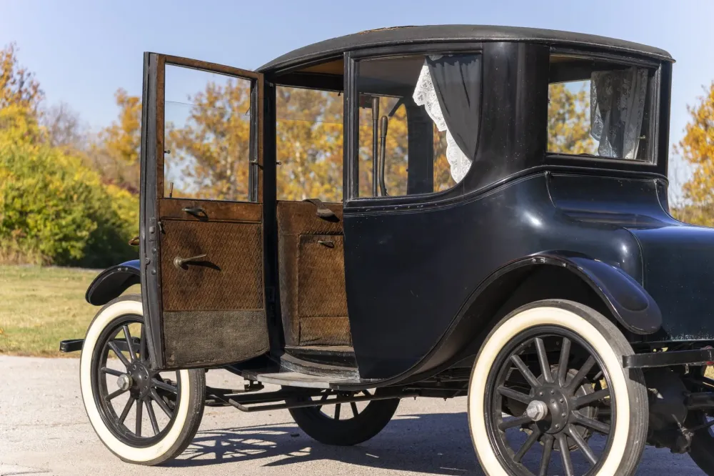 105-летний электрокар выставили на торги. Он до сих пор на ходу