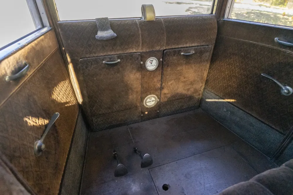 105-летний электрокар выставили на торги. Он до сих пор на ходу