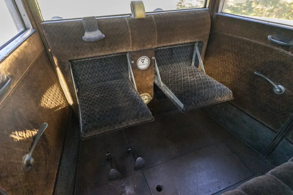 105-летний электрокар выставили на торги. Он до сих пор на ходу