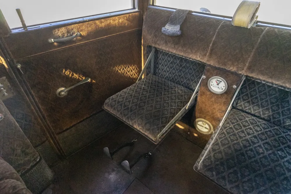 105-летний электрокар выставили на торги. Он до сих пор на ходу