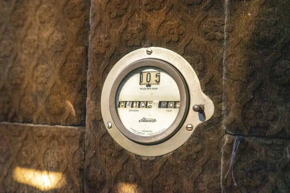 105-летний электрокар выставили на торги. Он до сих пор на ходу