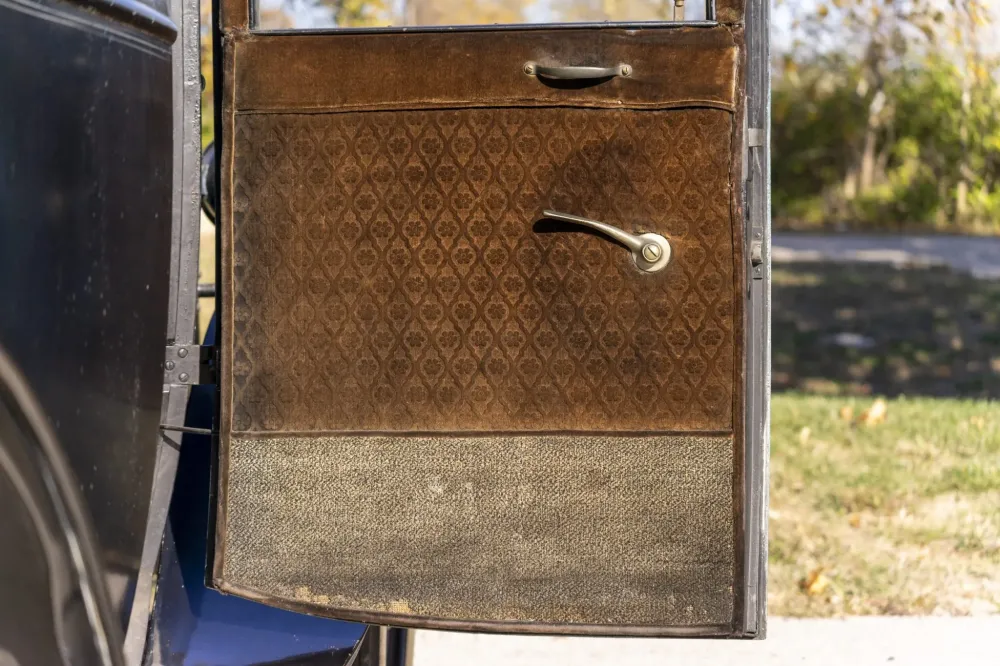 105-летний электрокар выставили на торги. Он до сих пор на ходу