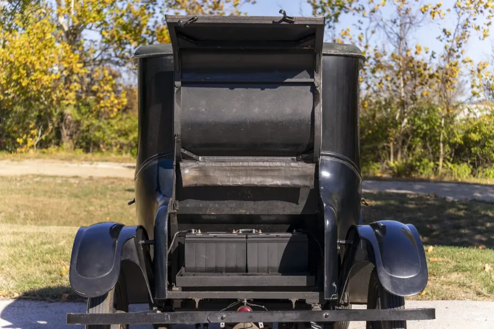 105-летний электрокар выставили на торги. Он до сих пор на ходу