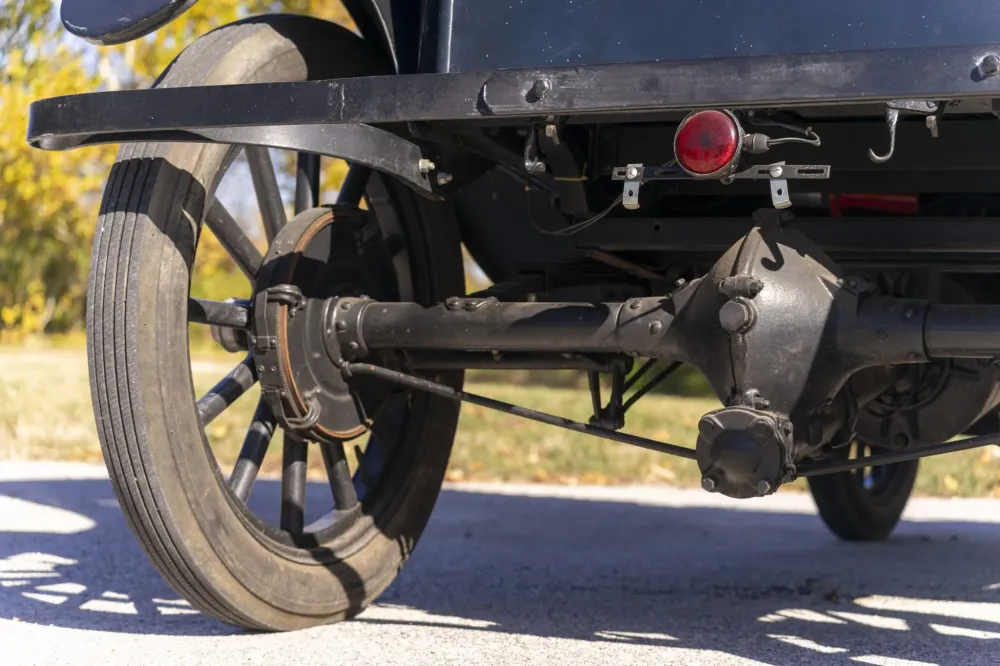 105-летний электрокар выставили на торги. Он до сих пор на ходу