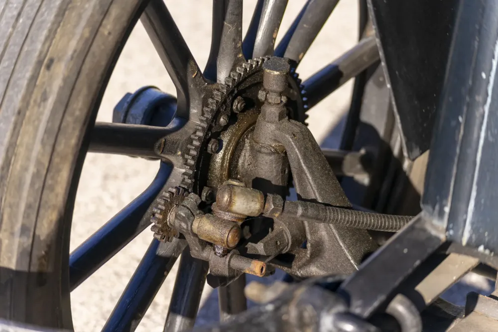 105-летний электрокар выставили на торги. Он до сих пор на ходу