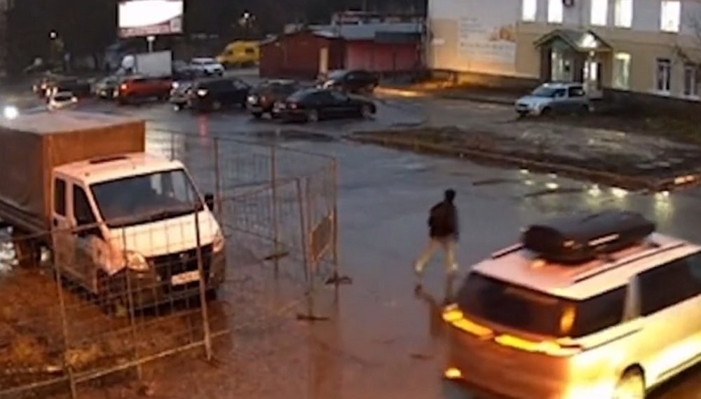 Мальчик погиб под колёсами двух автомобилей