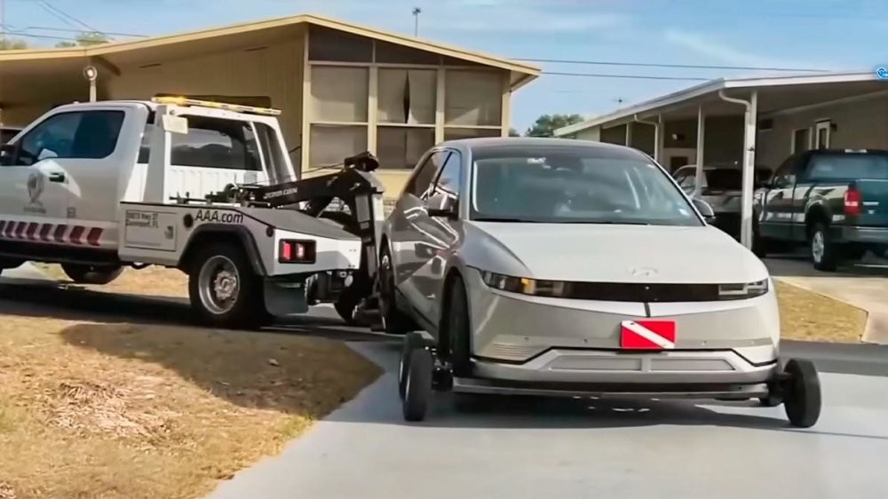 Разлитая вода в салоне Hyundai Ioniq обошлась владельцу в 12 000 $