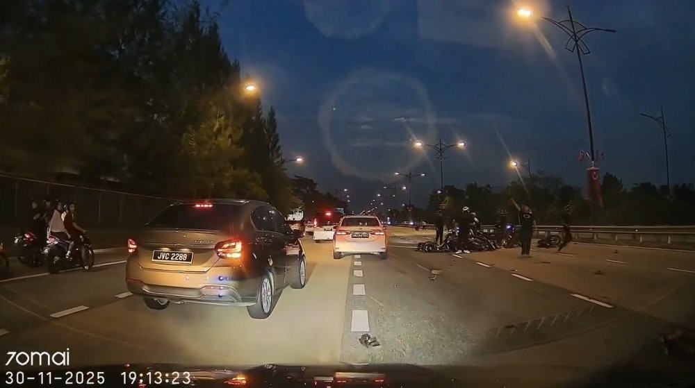 Всю дорогу завалили своими мотоциклами