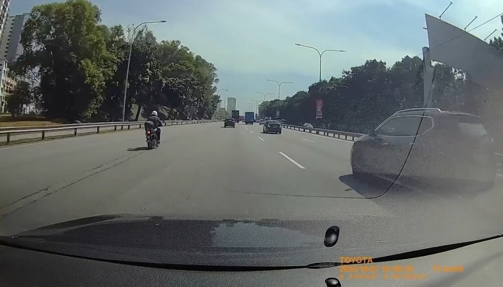 На полном ходу в стоящий автомобиль