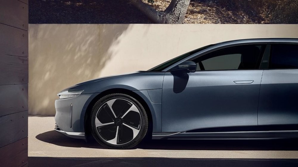 Ещё один электромобиль в США окирпичился из-за воды на полу