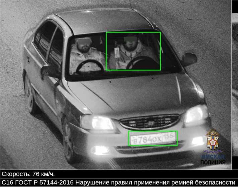 Шутка с игрушечным рулём на трассе закончилась для омичей двойным штрафом