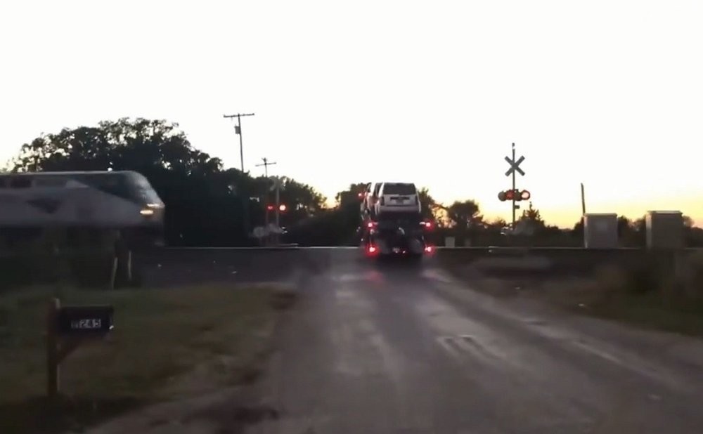 Автовоз с машинами против поезда